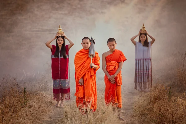 Chiangmai Fevereiro Tailândia Monges Noviços Estão Levando Jovens Mulheres Para — Fotografia de Stock