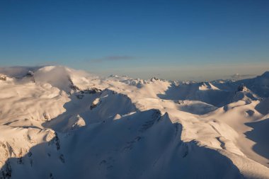 Dağlar karla kaplı 