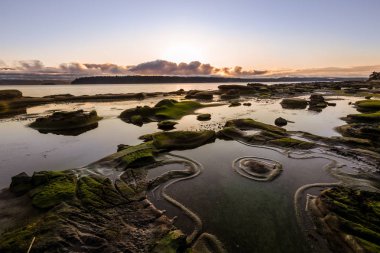 Güneşli gün boyunca kayalık sahil