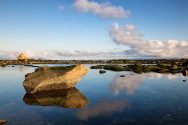 Güneşli gün boyunca kayalık sahil