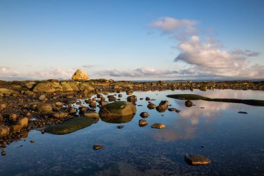 Güneşli gün boyunca kayalık sahil