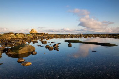 Güneşli gün boyunca kayalık sahil
