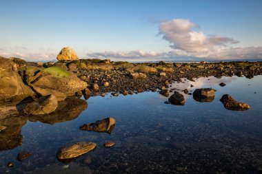 Güneşli gün boyunca kayalık sahil