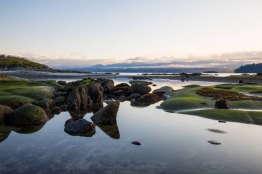Güneşli gün boyunca kayalık sahil