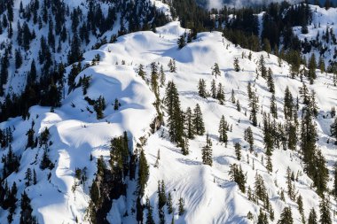 karla kaplı dağ zirvesi