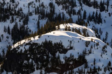 karla kaplı dağ zirvesi