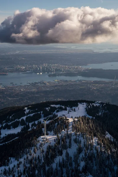 Grouse Mountain och Vancouver City — Stockfoto