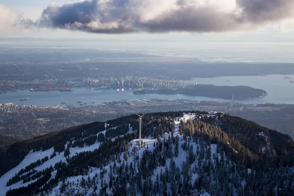 Grouse Mountain och Vancouver City — Stockfoto