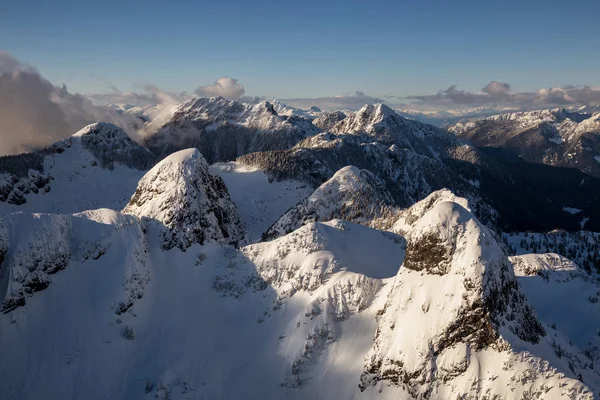 Schneebedeckte Berge — Stockfoto