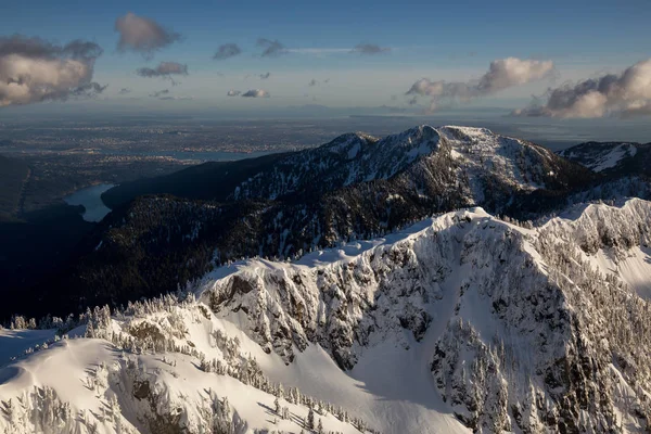 Berg täckta av snö — Stockfoto