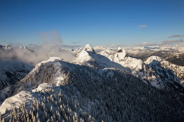 Schneebedeckte Berge — Stockfoto