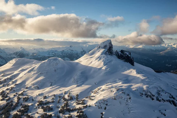 ภูเขารอบทะเลสาบ Garibaldi — ภาพถ่ายสต็อก