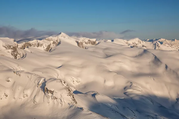 Montanhas cobertas de neve — Fotografia de Stock