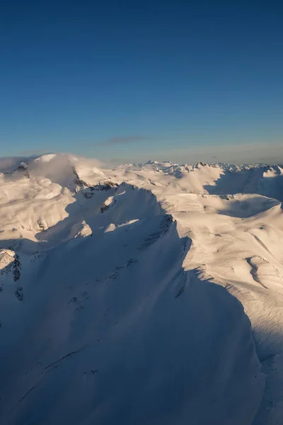 Schneebedeckte Berge — Stockfoto