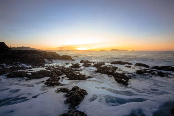 Pacific Ocean rotsenstranden — Stockfoto