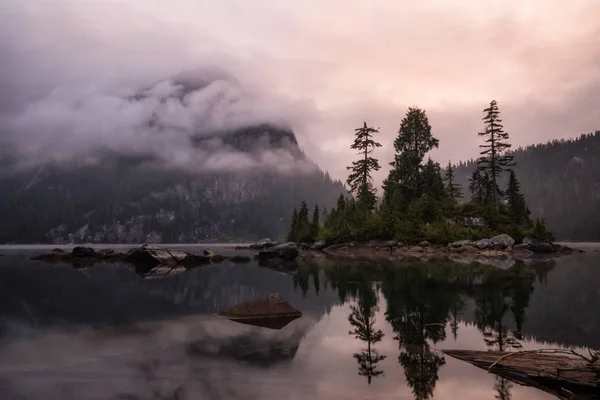 Hermosa mañana en Widgeon Lake — Foto de Stock