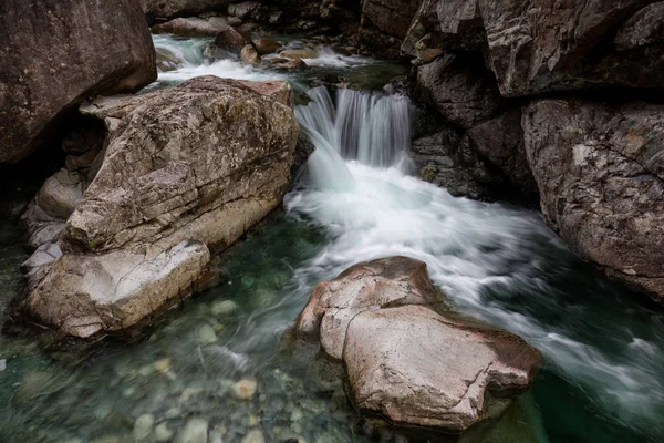 Waterval en de rivier stroomt — Stockfoto