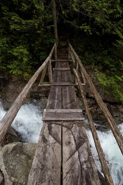 Puente de madera sobre el río — Foto de Stock