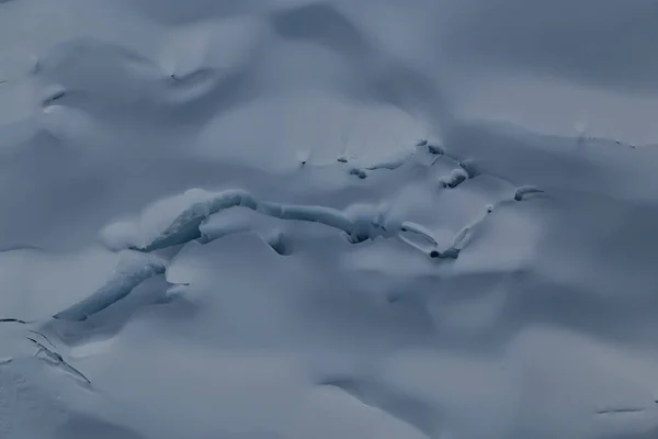 Grietas cubiertas de nieve — Foto de Stock