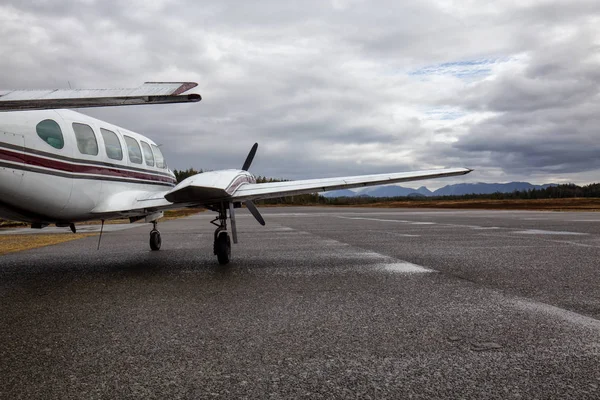 Avion stationné dans un petit aéroport — Photo