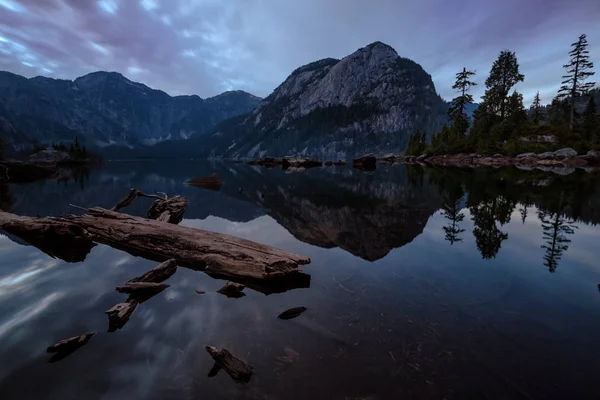 Vista delle montagne e dell'acqua — Foto Stock