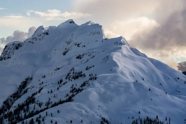 Snow covered mountain range — Stock Photo, Image