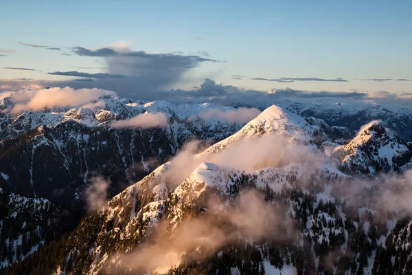 Montagne Coquitlam au coucher du soleil — Photo