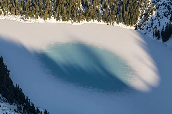 Dağlarda donmuş göl — Stok fotoğraf