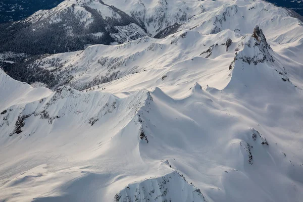 Montañas cubiertas de nieve — Foto de Stock