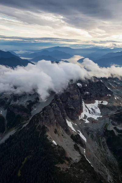 問題解決を図った山は雲に覆われて — ストック写真