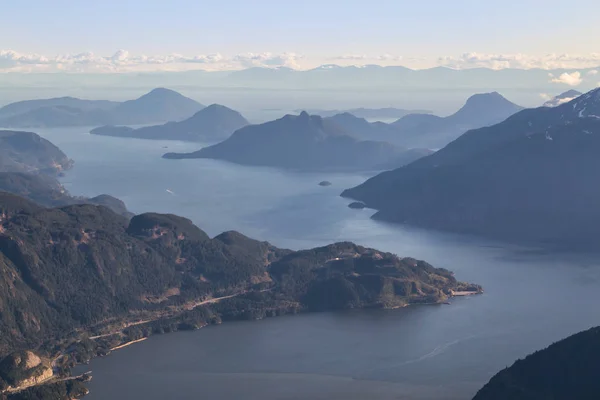 Montagne e acqua su sfondo nuvoloso — Foto Stock