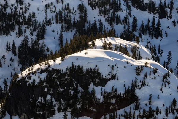 karla kaplı dağ zirvesi