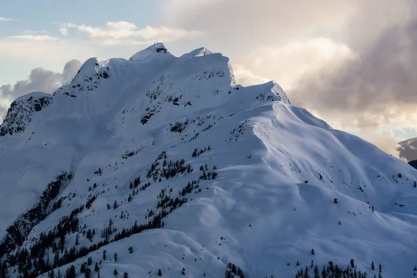 Сніговий покритий гірський хребет — стокове фото