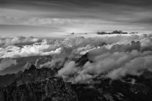Skypilot hegyi fedezi a felhők — Stock Fotó