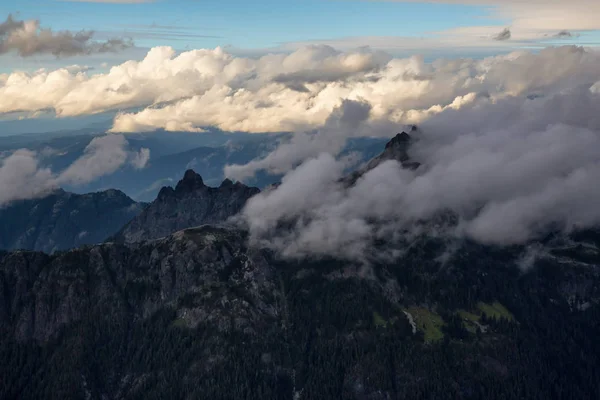 Skypilot гора покриті в хмарах — стокове фото