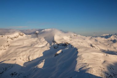 Dağlar karla kaplı 