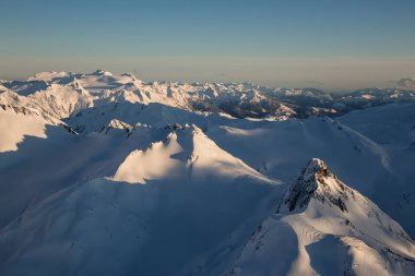 Dağlar karla kaplı 