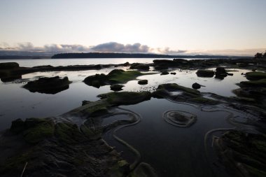 Gün batımı sırasında suda taş