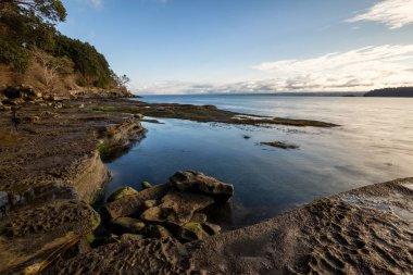 Güneşli gün boyunca kayalık sahil