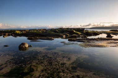Güneşli gün boyunca kayalık sahil