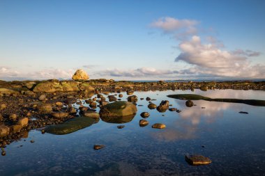 Güneşli gün boyunca kayalık sahil