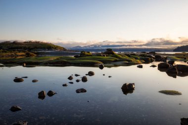 Güneşli gün boyunca kayalık sahil
