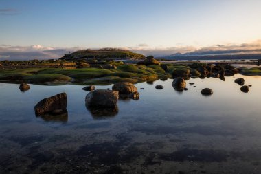 Güneşli gün boyunca kayalık sahil