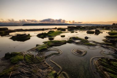 Güneşli gün boyunca kayalık sahil
