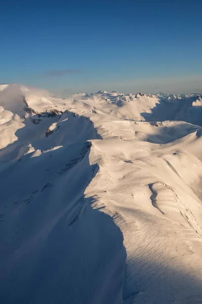 Montañas cubiertas de nieve — Foto de Stock