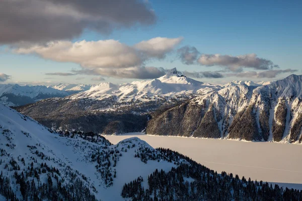 Montagne intorno al Lago Garibaldi — Foto Stock