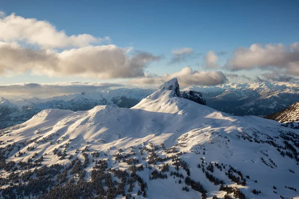 Montagne intorno al Lago Garibaldi — Foto Stock