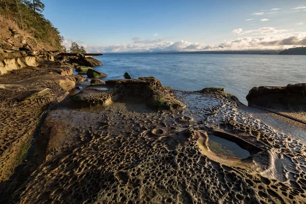 Güneşli gün boyunca kayalık sahil