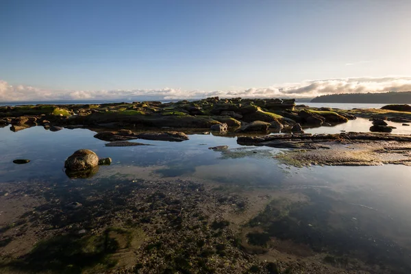 Güneşli gün boyunca kayalık sahil