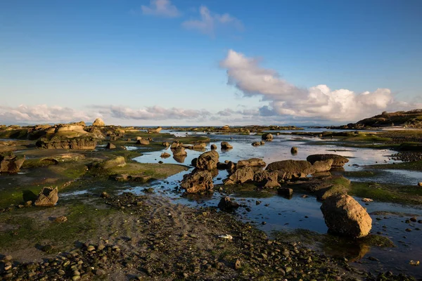 Güneşli gün boyunca kayalık sahil